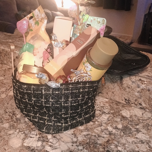 Luxury Custom Pamper Me Spa Women's Gift Basket - Picture 11 of 15